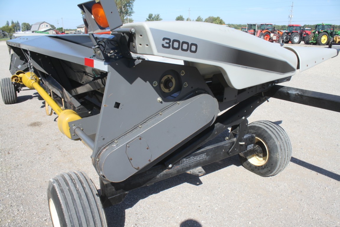 Gleaner 3000 8 row corn head, signle point hook-up, electric deck plates - Image 19