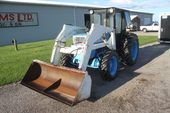 Universal 445 4wd tractor, cab, loader - Image 2