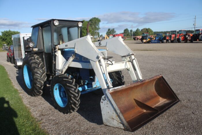 Universal 445 4wd tractor, cab, loader - Image 3