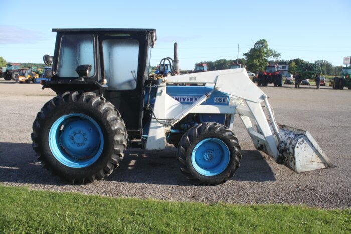 Universal 445 4wd tractor, cab, loader - Image 4