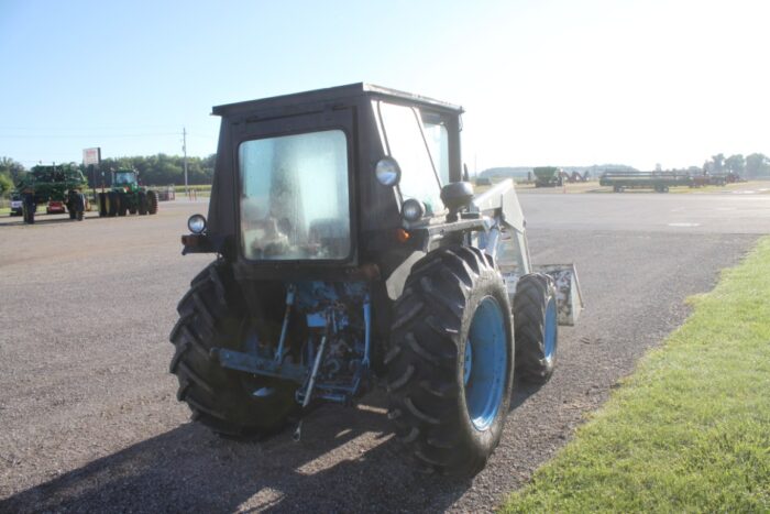 Universal 445 4wd tractor, cab, loader - Image 5