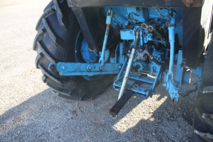 Universal 445 4wd tractor, cab, loader - Image 7