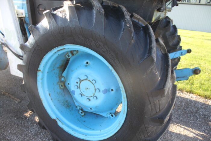 Universal 445 4wd tractor, cab, loader - Image 9