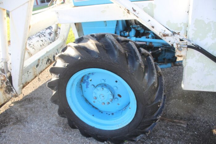 Universal 445 4wd tractor, cab, loader - Image 10