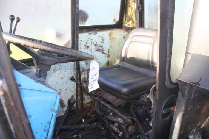 Universal 445 4wd tractor, cab, loader - Image 13