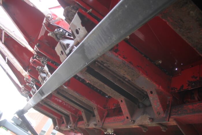 Case/Int 1063 6 row corn head, knife rolls, tracker drive shaft, recent rebuild - Image 13