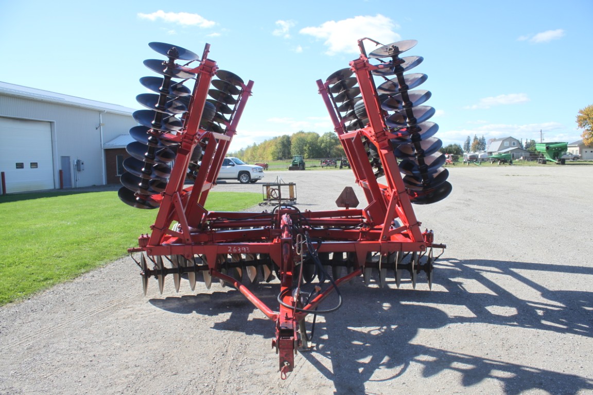 MF 820, 25' hydraulic folding disc - Image 3