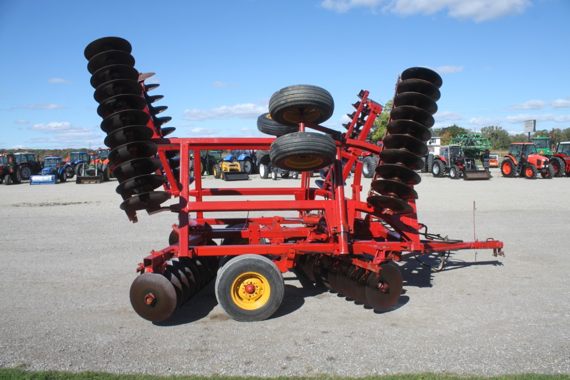 MF 820, 25' hydraulic folding disc - Image 5