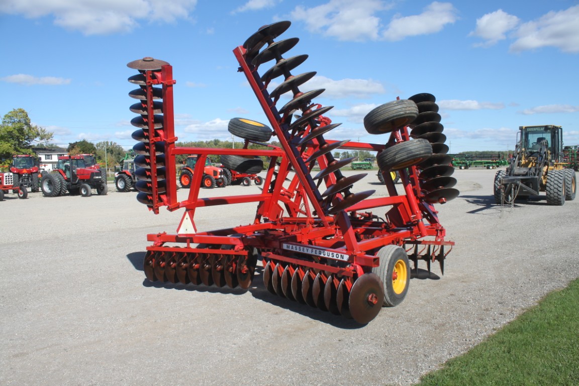MF 820, 25' hydraulic folding disc - Image 6
