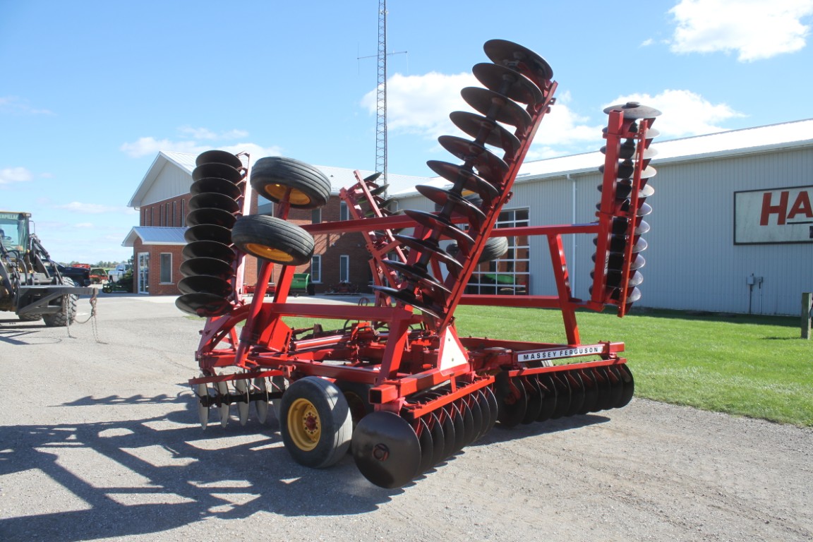 MF 820, 25' hydraulic folding disc - Image 8