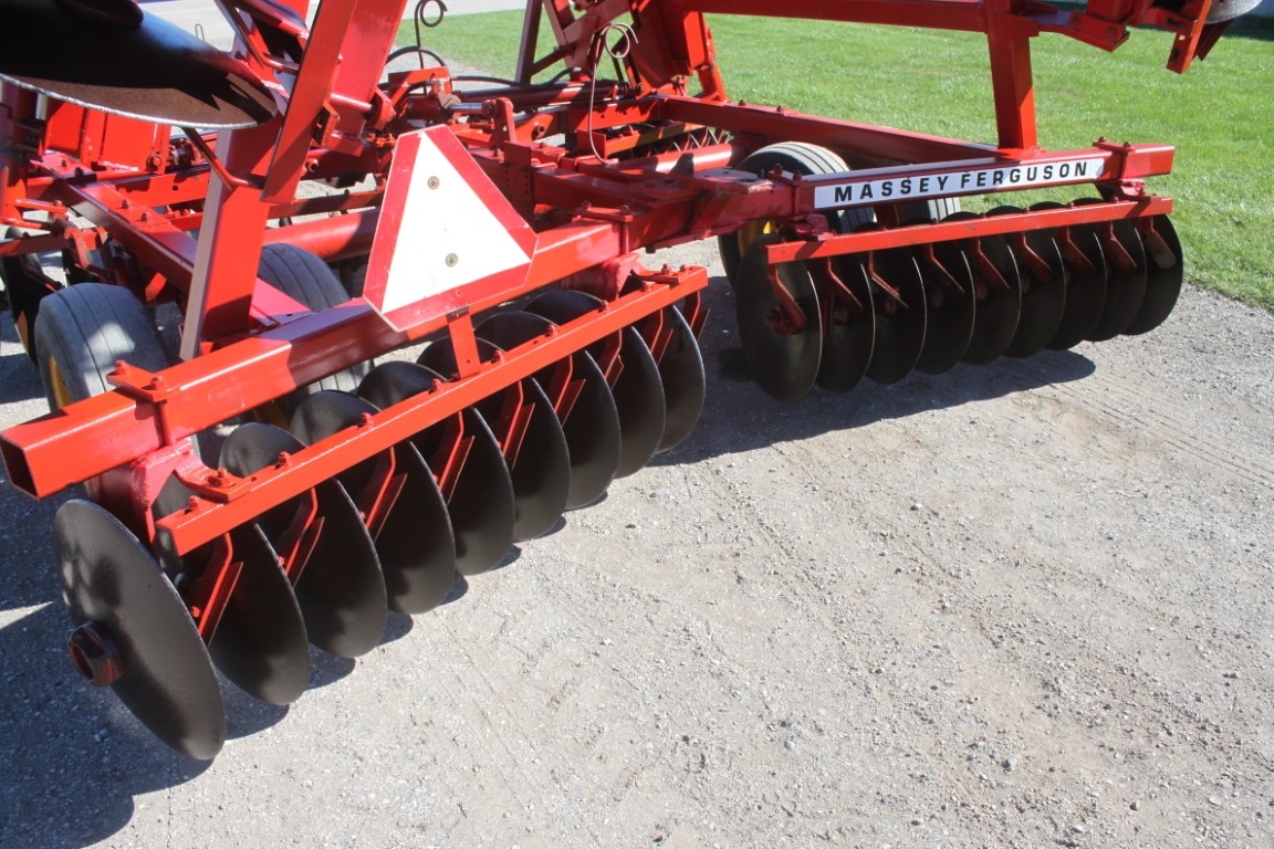 MF 820, 25' hydraulic folding disc - Image 9