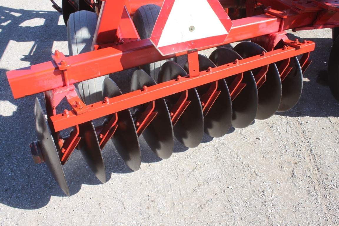 MF 820, 25' hydraulic folding disc - Image 10