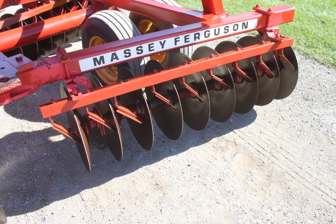 MF 820, 25' hydraulic folding disc - Image 11