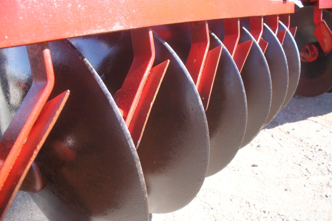 MF 820, 25' hydraulic folding disc - Image 12