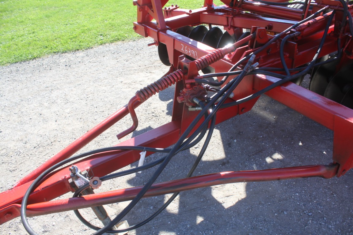 MF 820, 25' hydraulic folding disc - Image 14