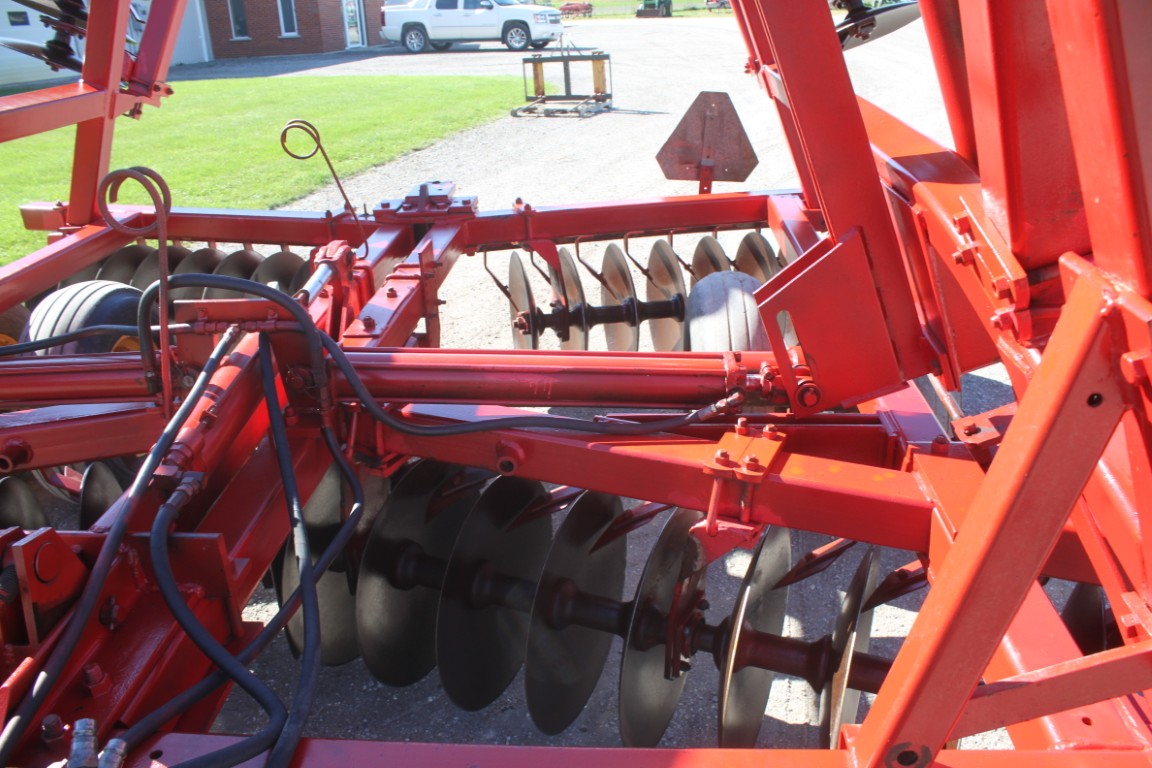 MF 820, 25' hydraulic folding disc - Image 15