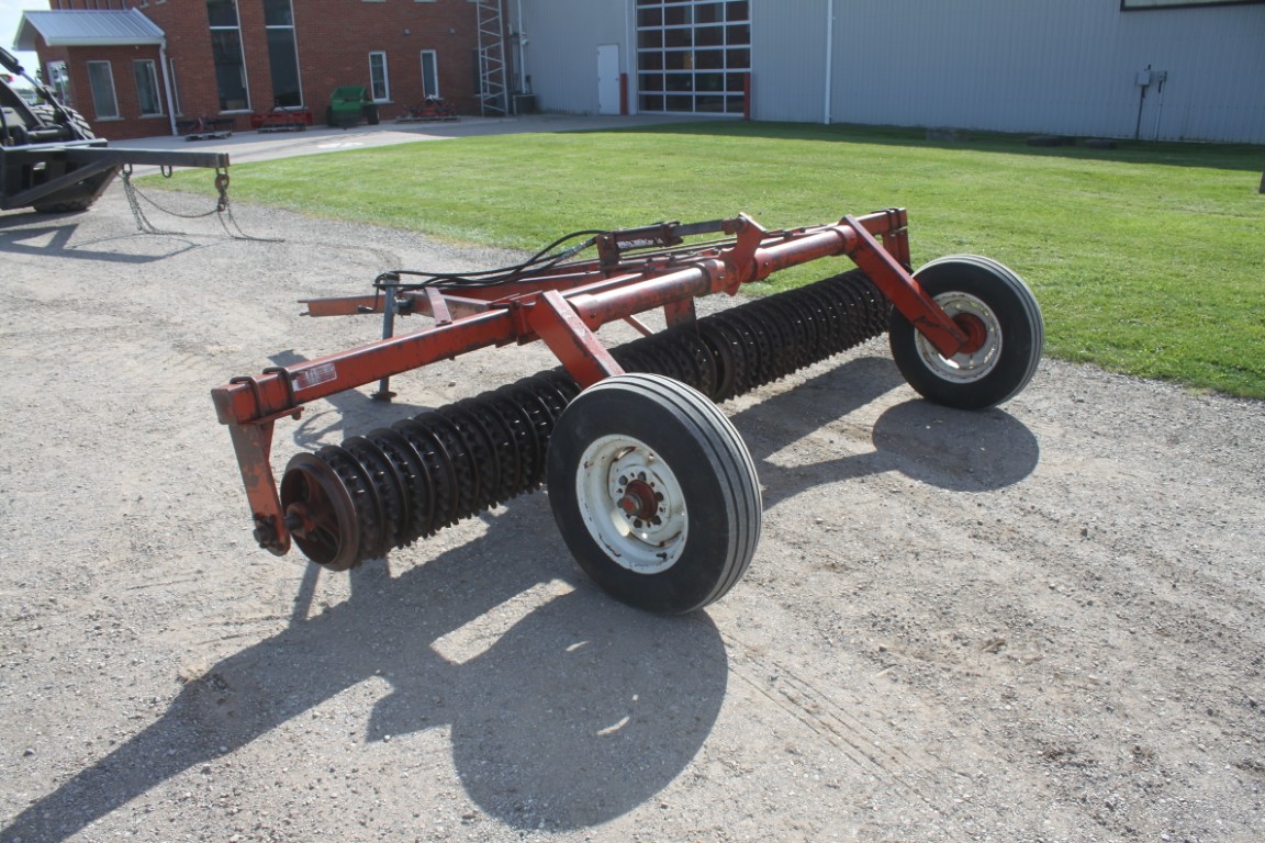 R J 12' transport sprocket packer, hydraulic lift, made in Canada - Image 5