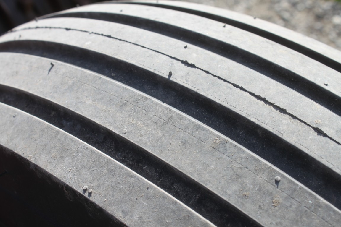 R J 12' transport sprocket packer, hydraulic lift, made in Canada - Image 7