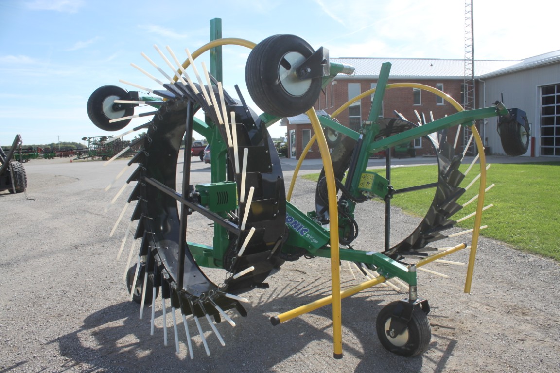 Agronic WR600 hay rake 19.5 ' wide....new - Image 5