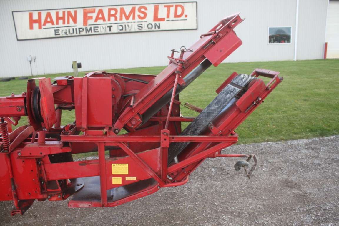 New Holland 273 small square baler, thrower, made in the USA - Image 10