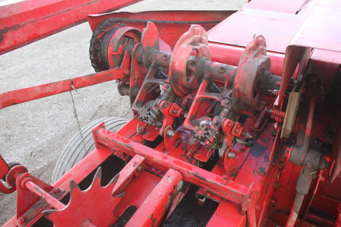 New Holland 273 small square baler, thrower, made in the USA - Image 11