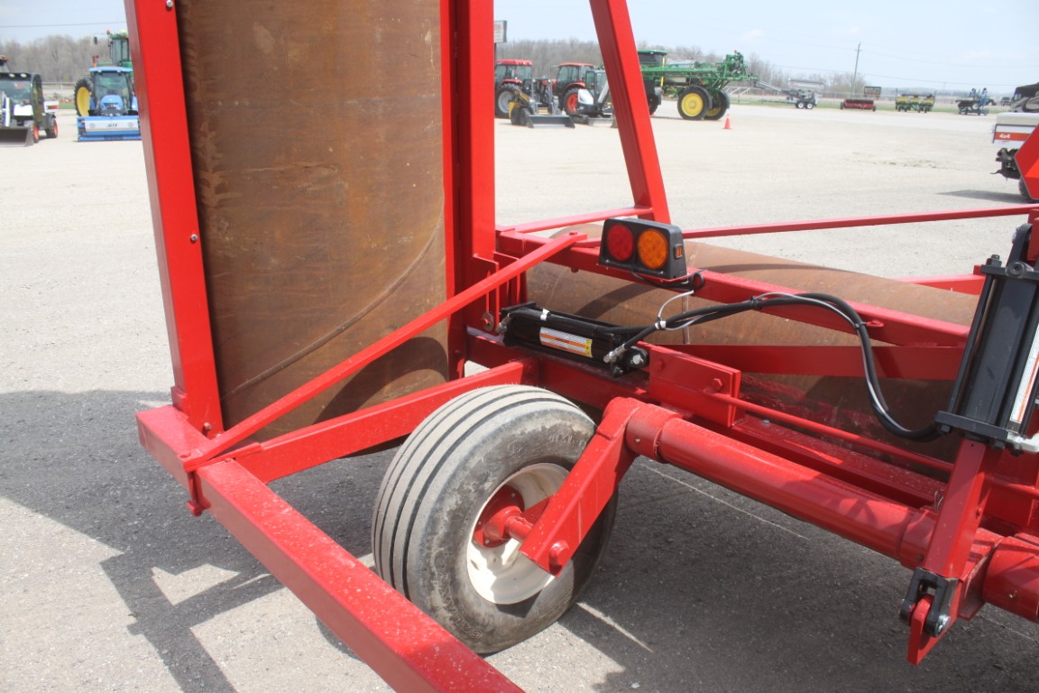 R & R 34' hydraulic land roller, lights, hwy service 12 ply tires - Image 9