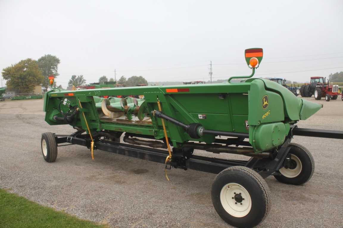 JD 608C 8 row corn head, knife rolls, hyd deck plates, Yetter stalk devastators, single point hookup - Image 4