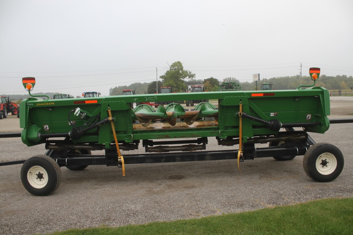 JD 608C 8 row corn head, knife rolls, hyd deck plates, Yetter stalk devastators, single point hookup - Image 5