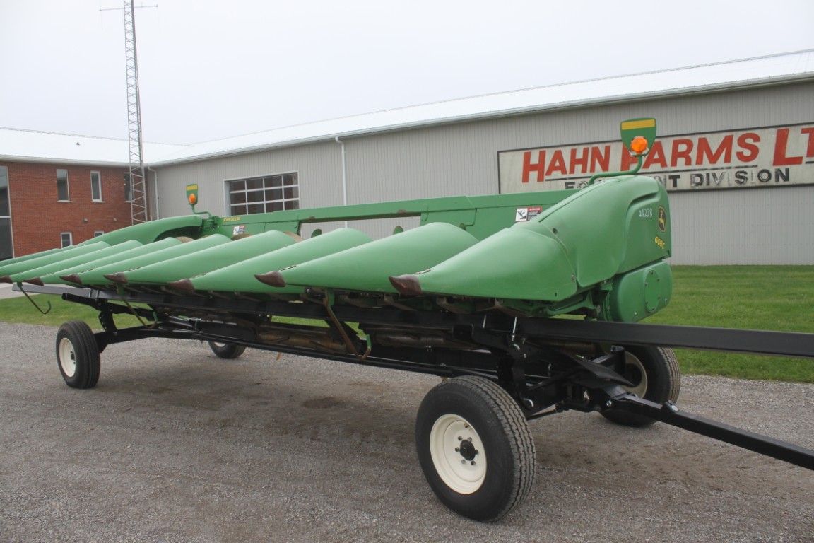 JD 608C 8 row corn head, knife rolls, hyd deck plates, Yetter stalk devastators, single point hookup - Image 8