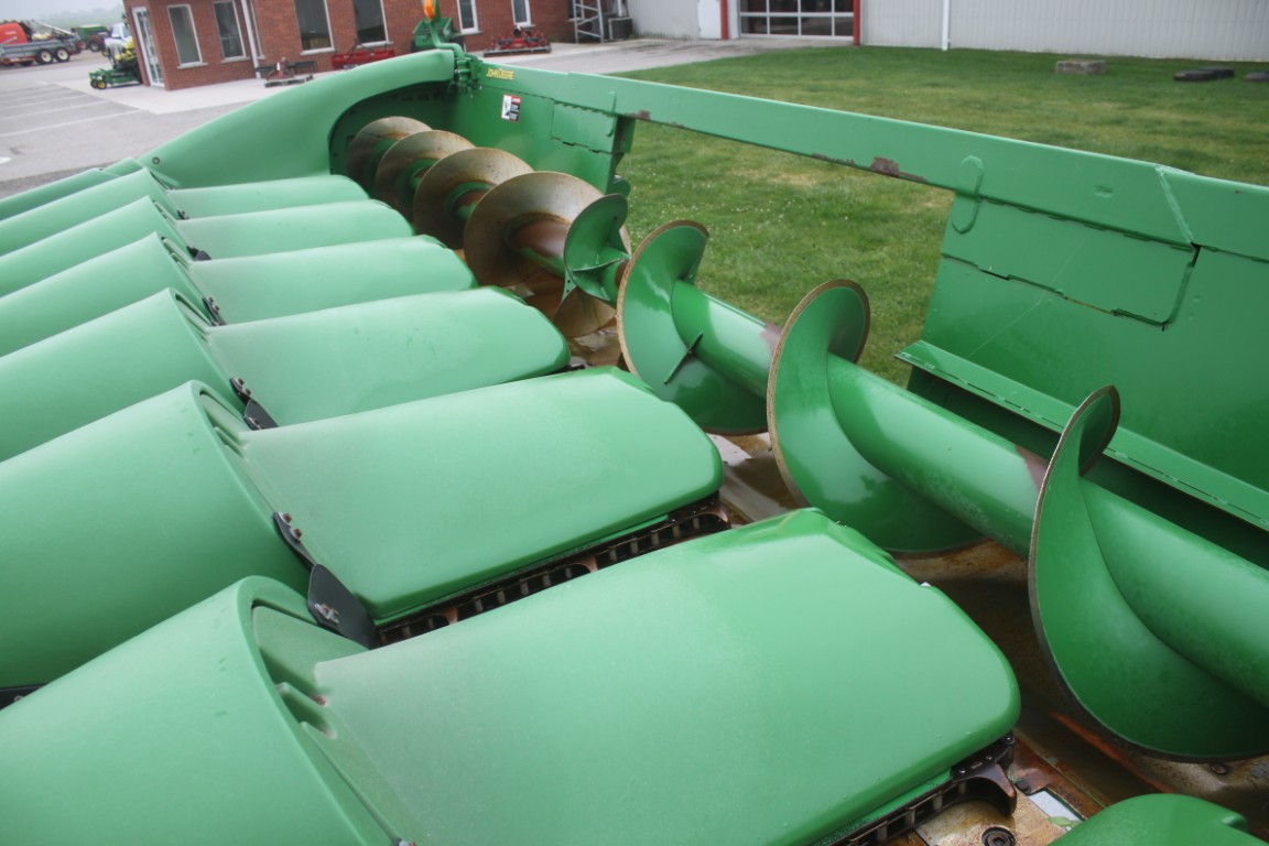 JD 608C 8 row corn head, knife rolls, hyd deck plates, Yetter stalk devastators, single point hookup - Image 9