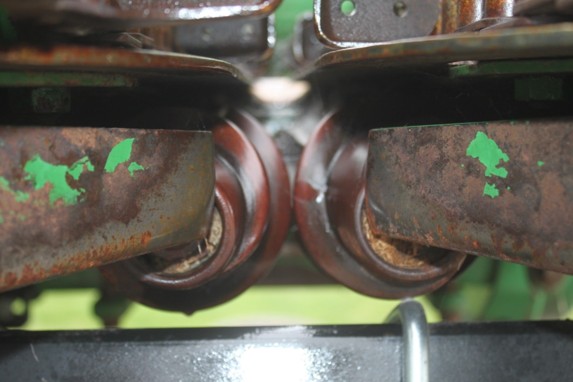JD 608C 8 row corn head, knife rolls, hyd deck plates, Yetter stalk devastators, single point hookup - Image 11