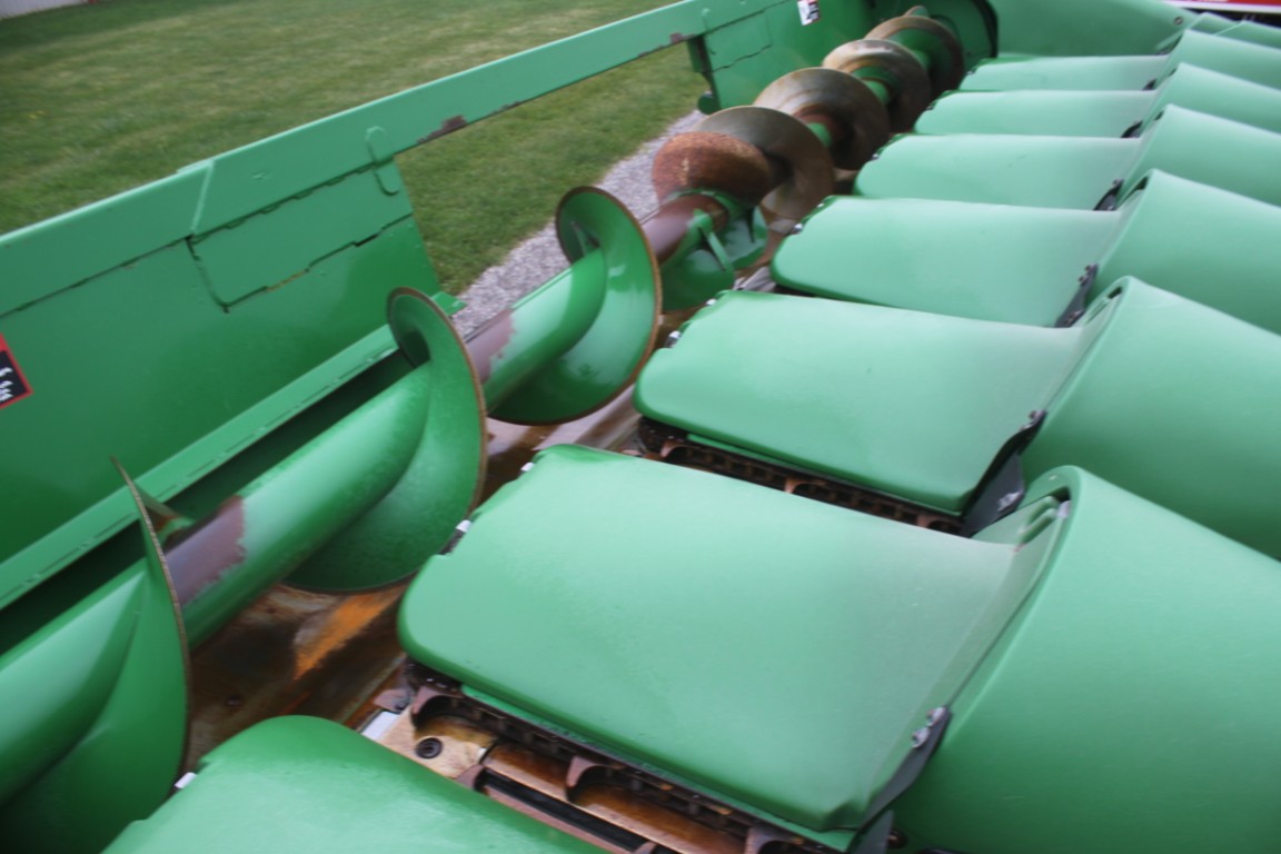 JD 608C 8 row corn head, knife rolls, hyd deck plates, Yetter stalk devastators, single point hookup - Image 13