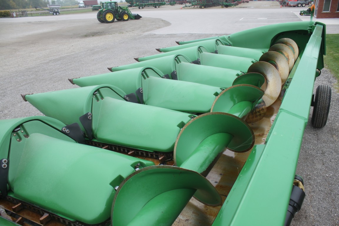 JD 608C 8 row corn head, knife rolls, hyd deck plates, Yetter stalk devastators, single point hookup - Image 15