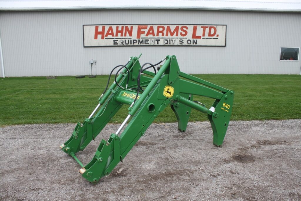 JD 640 self leveling loader – Hahn Farms Ltd.