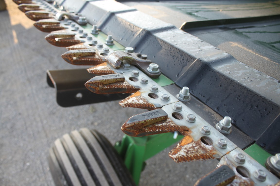 JD 630FD 30' flex draper head, double drive knife, Lankota short dividers, spare knife - Image 21