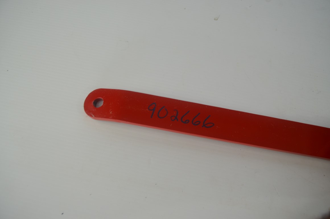 一 Kubota hitch bracket, part number 720005006 (902666) - Image 5