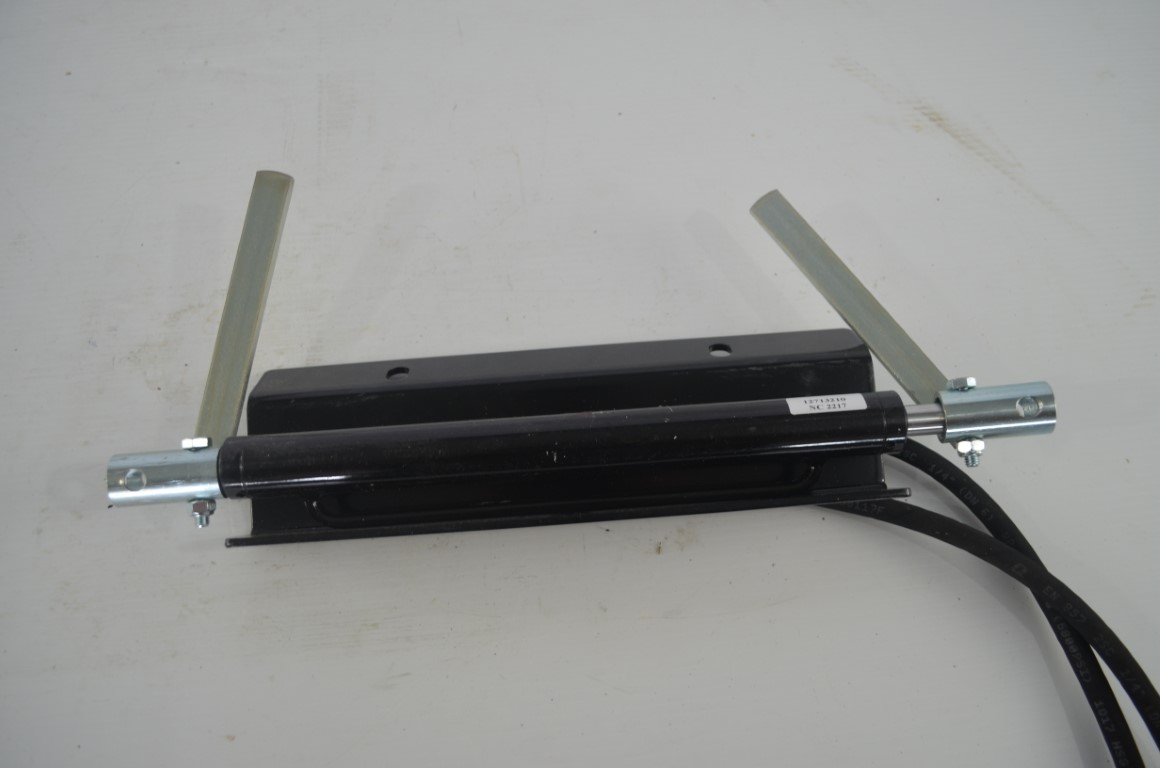 一 Kubota hyd implement lock, part number M215 - Image 12