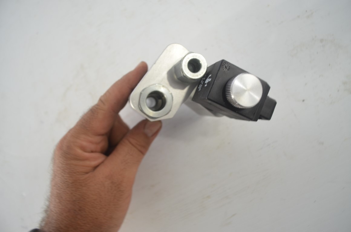 一 Kubota hyd implement lock, part number M215 - Image 16