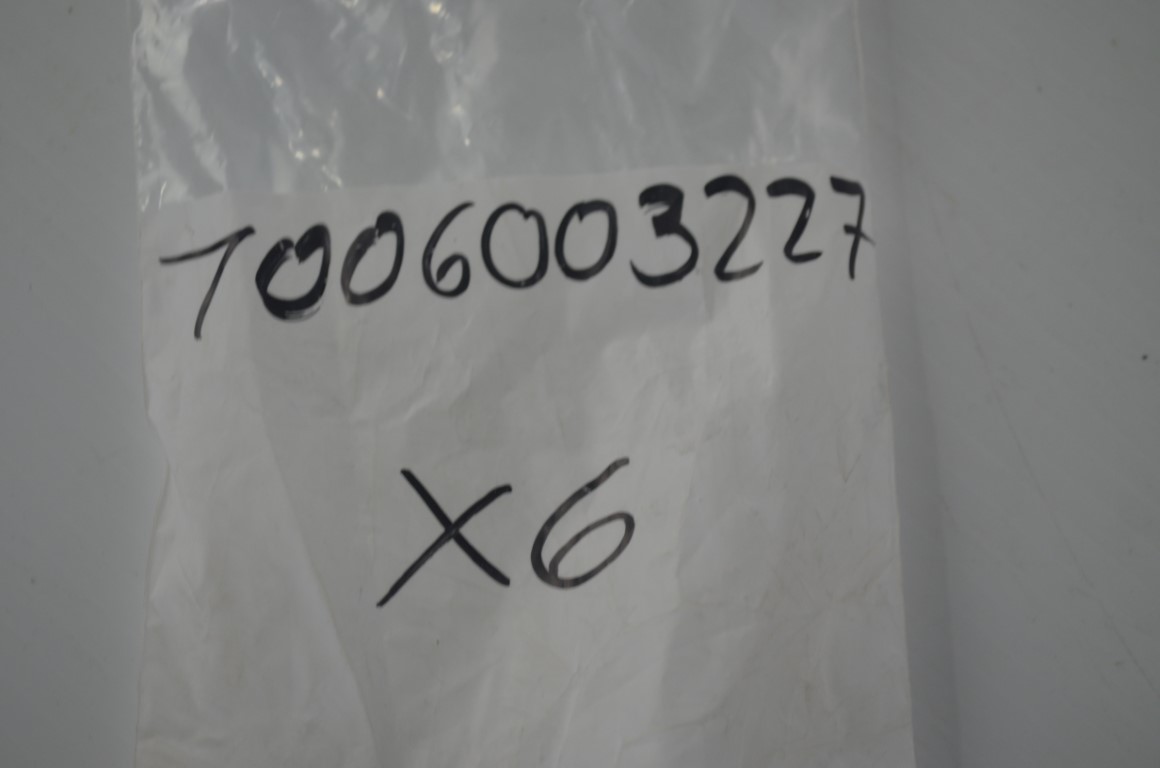 一 Kubota window mount bracket, part number 7006003227 - Image 3