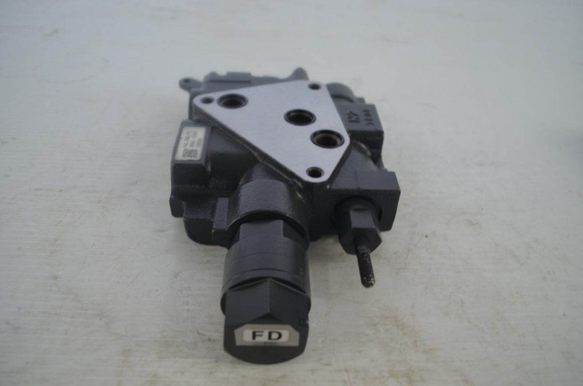 一 Kubota rear remote valve, part number M8137, (fits most Kubota M4, M5 tractors) - Image 8