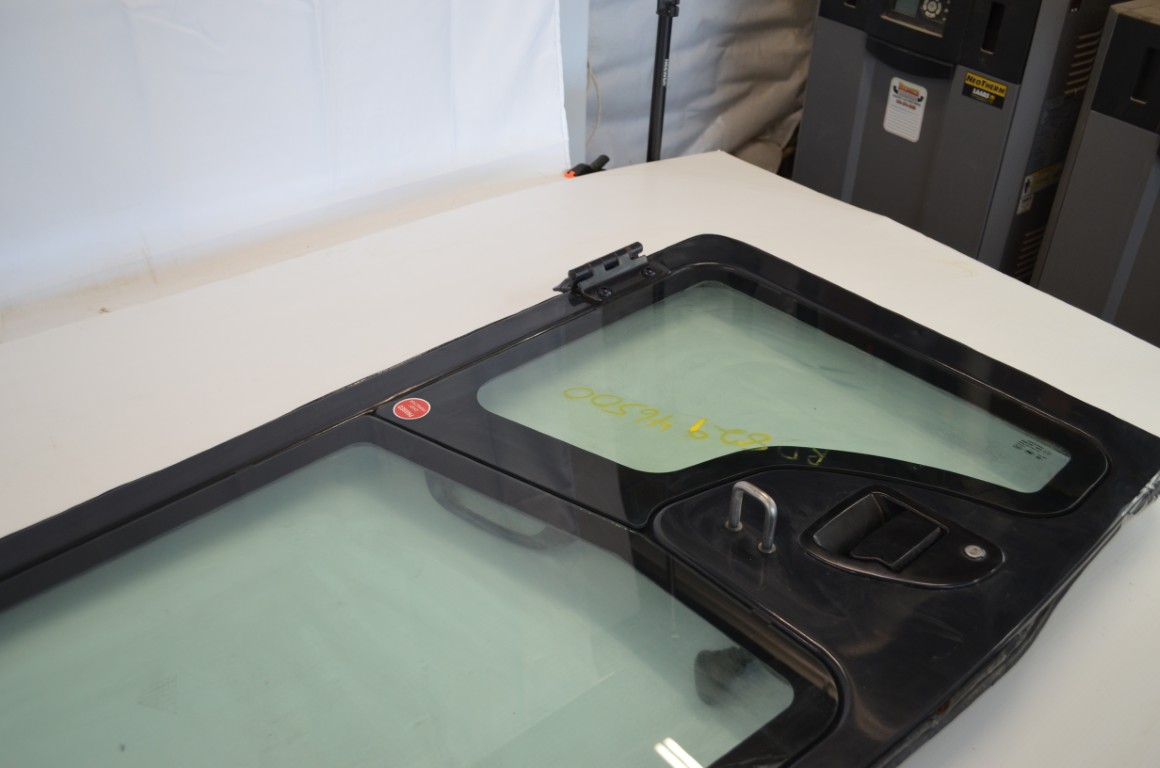 一 Kubota RD82946500 door assembly, complete with glass, hinges, door handles, ready to install, to fit KX080-4, KX080-45, KX080-452 - Image 6