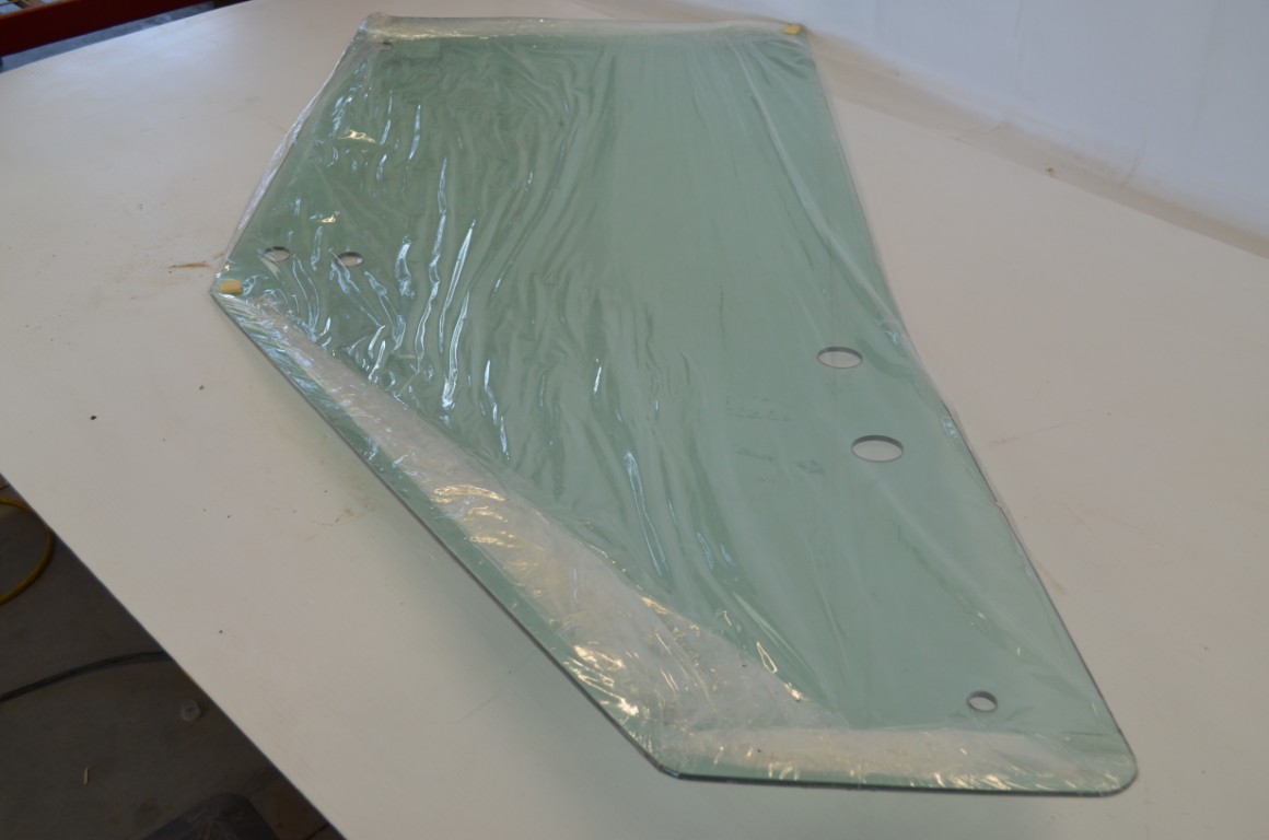 一 Kubota 3F260-53080 LH door glass, to fit M-100, M110DTC, M126XDTC, M105, M125, etc - Image 5