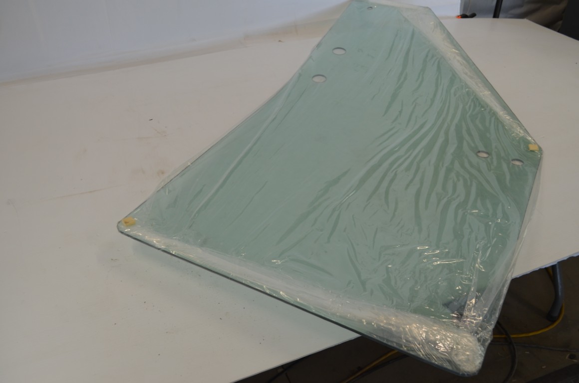 一 Kubota 3F260-53080 LH door glass, to fit M-100, M110DTC, M126XDTC, M105, M125, etc - Image 6