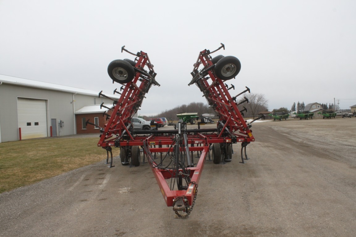Case/Int Tigermate 200 35' cultivator, 5 bar spike, c-shank, 3 section fold, rear hitch - Image 3