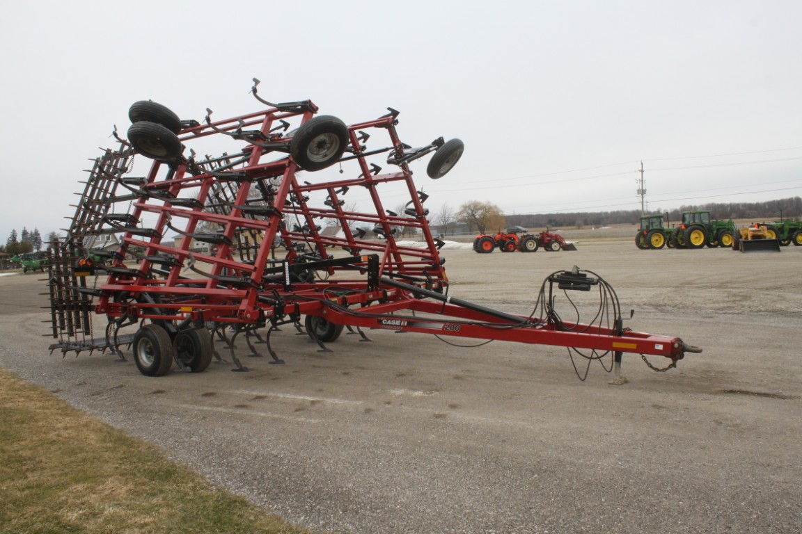 Case/Int Tigermate 200 35' cultivator, 5 bar spike, c-shank, 3 section fold, rear hitch - Image 4