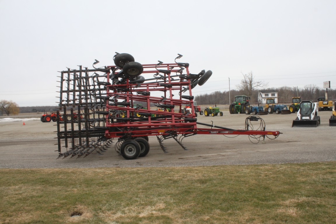 Case/Int Tigermate 200 35' cultivator, 5 bar spike, c-shank, 3 section fold, rear hitch - Image 5