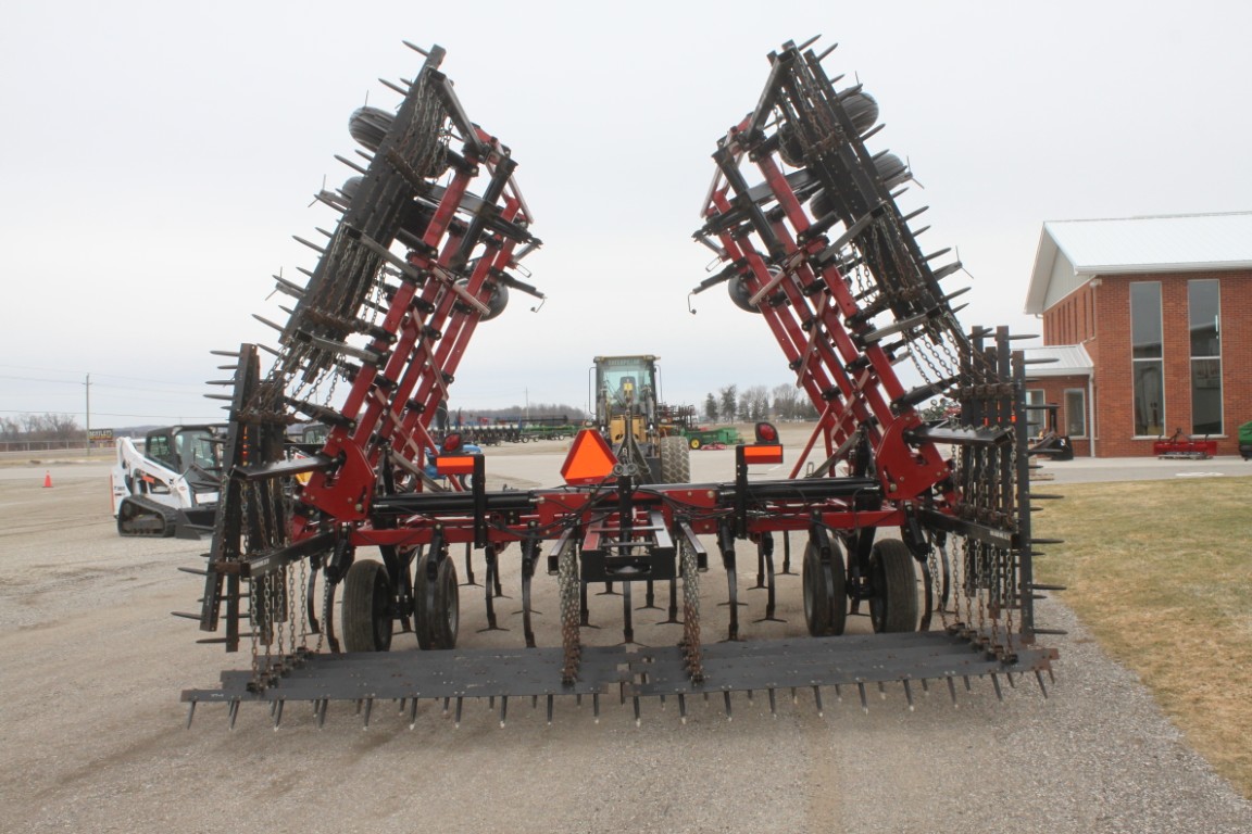 Case/Int Tigermate 200 35' cultivator, 5 bar spike, c-shank, 3 section fold, rear hitch - Image 7