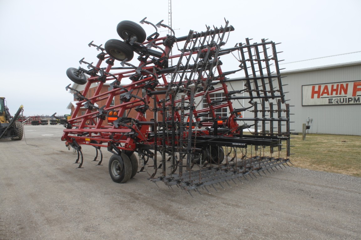 Case/Int Tigermate 200 35' cultivator, 5 bar spike, c-shank, 3 section fold, rear hitch - Image 8