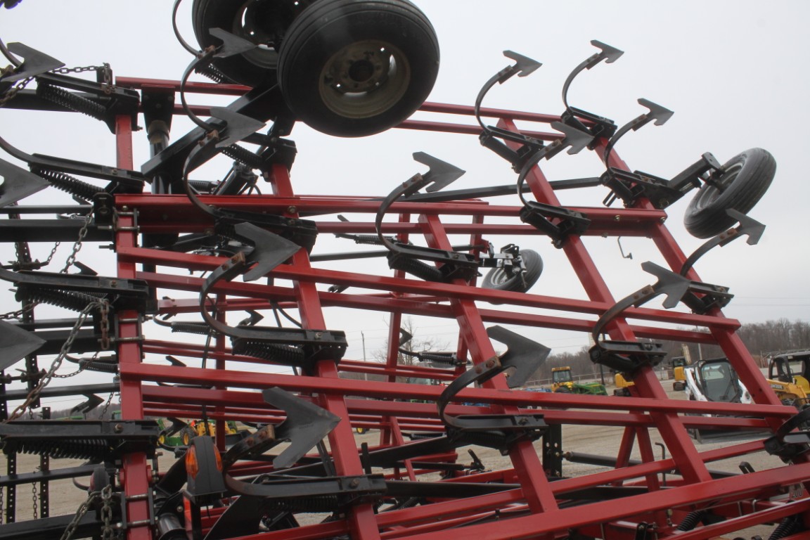 Case/Int Tigermate 200 35' cultivator, 5 bar spike, c-shank, 3 section fold, rear hitch - Image 12