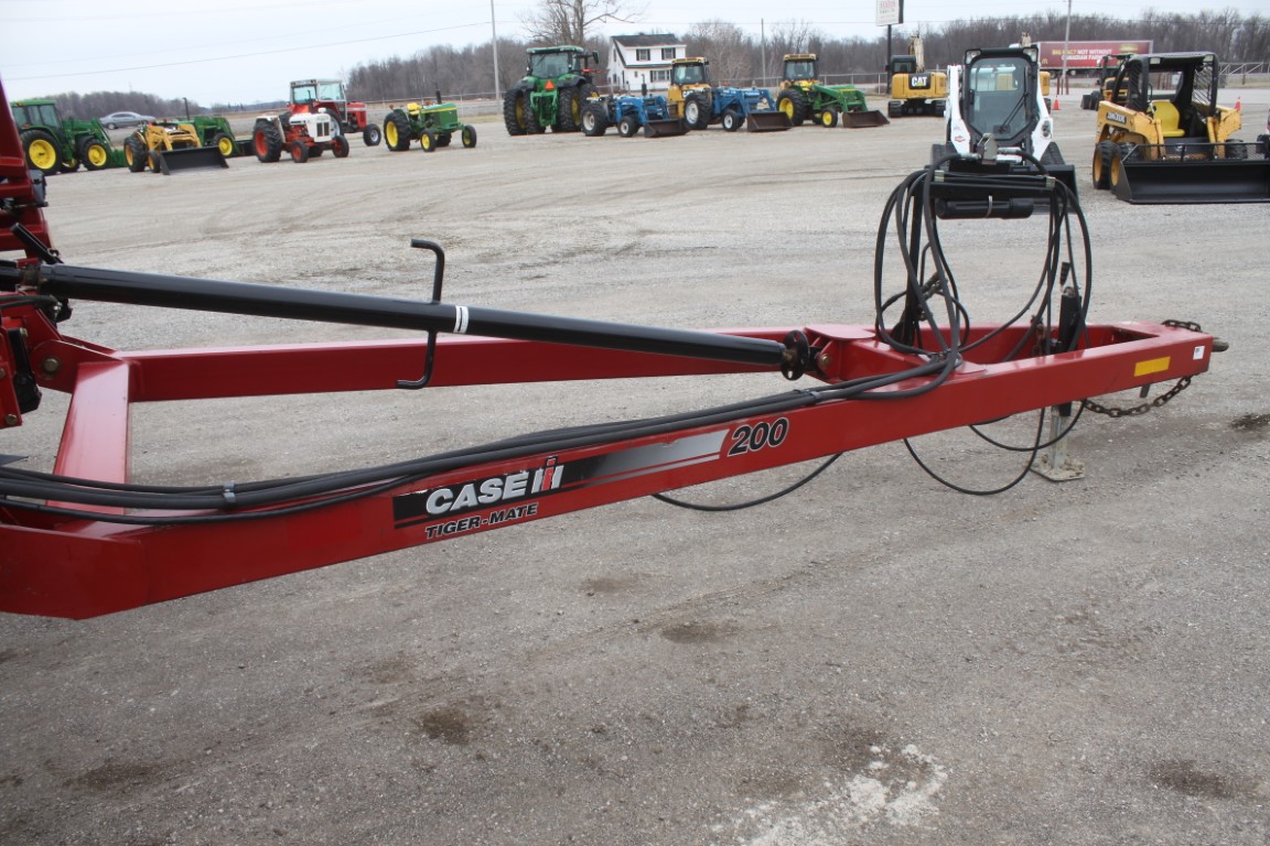 Case/Int Tigermate 200 35' cultivator, 5 bar spike, c-shank, 3 section fold, rear hitch - Image 13